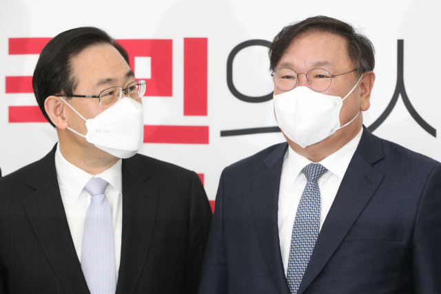더불어민주당 김태년 당대표 직무대행(오른쪽)과 국민의힘 주호영 원내대표가 12일 서울 여의도 국회에서 원내대표 회동을 하고 있다. 연합뉴스