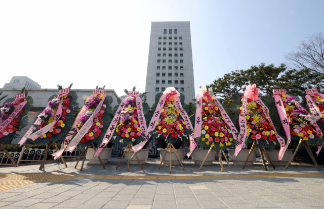 8일 서울 서초구 대검찰청 앞에 윤석열 전 검찰총장 응원 화환이 놓여있다. 대검은 이날 검찰총장 직무대행을 맡은 조남관 대검 차장검사 주재로 전국고검장회의를 열어 총장 공석에 따른 조직안정 방안 등을 논의할 예정이다. 연합뉴스