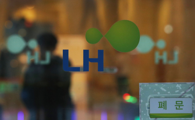 전 한국토지주택공사(LH) 전북본부장 A씨가 스스로 목숨을 끊은 12일 경기도 성남시 LH 경기지역본부 모습. 유서에는 
