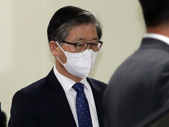 사의를 표명한 변창흠 국토교통부 장관이 12일 오후 서울 중구 정동 국토발전전시관에서 퇴근하고 있다. 연합뉴스