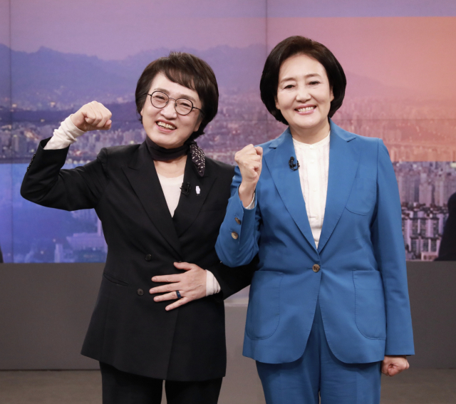 더불어민주당 박영선 서울시장 후보(오른쪽)와 열린민주당 김진애 후보가 12일 오후 서울 마포구 상암동 JTBC에서 열린 서울시장 후보 단일화 토론회에서 기념촬영을 하고 있다. 연합뉴스