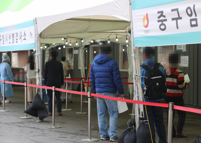 국내 신종 코로나바이러스 감염증(코로나19) 확산세가 이어지면서 닷새째 신규 확진자 수가 400명대를 기록한 13일 오전 서울역광장에 마련된 임시선별진료소에서 시민들이 검사를 받기 위해 기다리고 있다. 중앙방역대책본부는 이날 0시 기준으로 코로나19 신규 확진자가 490명 늘어 누적 9만5천176명이라고 밝혔다. 연합뉴스