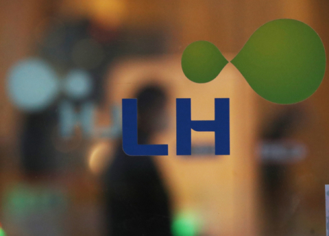 전 한국토지주택공사(LH) 전북본부장 A씨가 스스로 목숨을 끊은 12일 경기도 성남시 LH 경기지역본부 모습. 유서에는 