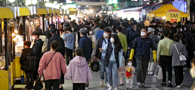 지난 13일 오후 대구 중구 서문야시장이 외출 나온 시민들로 북새통을 이루는 모습. 매일신문DB