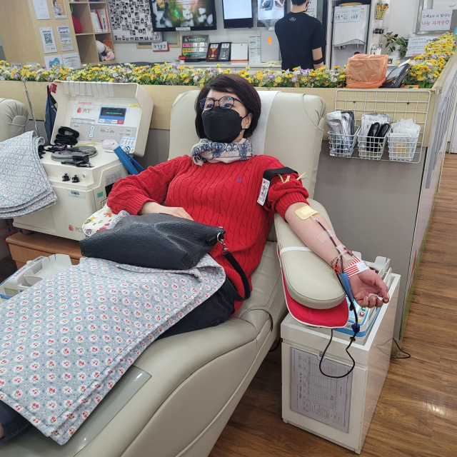 지난 12일 헌혈의집 안동센터를 방문해 헌혈을 하고 있는 법무부 안동준법지원센터 관계자의 모습. 안동준법지원센터 제공