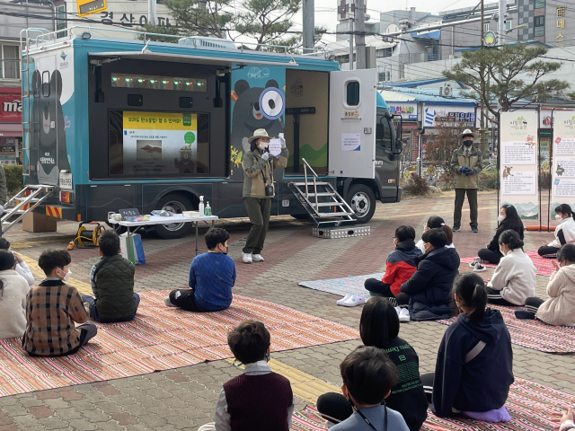 국립공원공단 가야산생태탐방원 관계자가 이동탐방안내소 체험차량을 활용해 탐방객들에게 가야산을 홍보하고 있다. 국립공원공단 가야산생태탐방원 제공