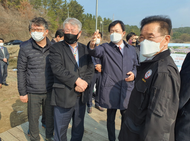 김우남(왼쪽 두 번째) 한국마사회장이 이만희 국회의원 및 최기문 영천시장 등과 영천경마공원 부지 현장을 둘러보고 있다. 강선일 기자