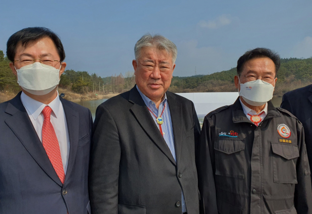이만희(왼쪽부터) 국회의원, 김우남 한국마사회장, 최기문 영천시장이 영천경마공원 부지 현장을 둘러보며 기념촬영을 하고 있다. 강선일 기자