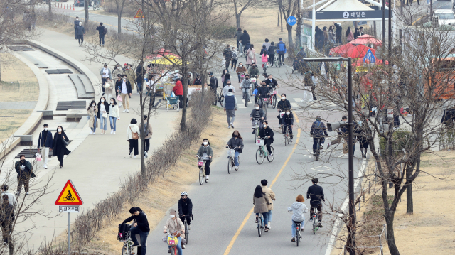 14일 오후 서울 영등포구 여의도 한강공원이 봄을 즐기려는 시민들로 북적이고 있다. 중앙재난안전대책본부에 따르면 현행 