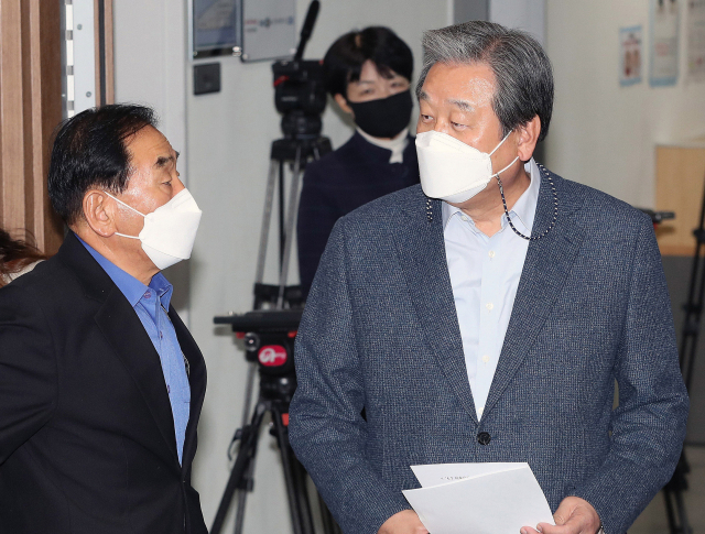 김무성(오른쪽), 이재오 전 의원이 14일 국회 소통관에서 야권 서울시장 후보 단일화 촉구 기자회견에서 대화하고 있다. 연합뉴스