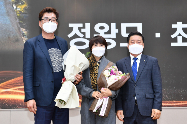 청도축협 조합원 정왕모·최재희(왼쪽) 씨 부부가 김창태(오른쪽) 축협 조합장과 함께 새농민상 수상 후 기념촬영을 하고 있다. 청도축협 제공