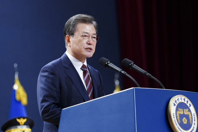 문재인 대통령이 12일 오후 충남 아산시 경찰대학에서 열린 신임 경찰 경위·경감 임용식에 참석, 축사하고 있다. 연합뉴스