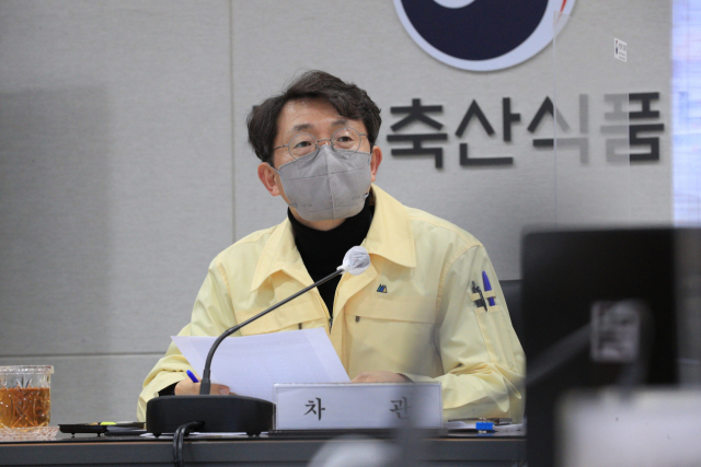 박영범 농림축산식품부 차관이 설 연휴 첫 날인 11일 오후 정부세종청사 농림축산식품부 AI중앙사고수습본부에서 가축방역상황회의를 주재하고 있다. 연합뉴스
