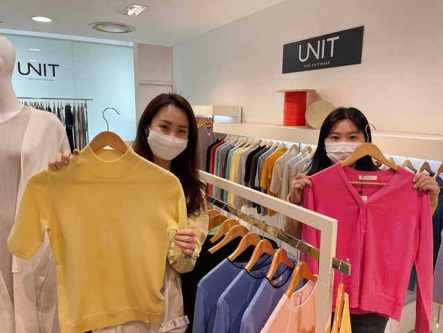 롯데백화점 상인점 2층 여성관에 롯데백화점의 니트 PB(Private Brand, 유통업체에서 직접 만든 자체 브랜드 상품) 브랜드인 