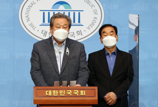김무성(왼쪽), 이재오 전 의원이 14일 국회 소통관에서 야권 서울시장 후보의 단일화를 촉구하고 있다. 연합뉴스