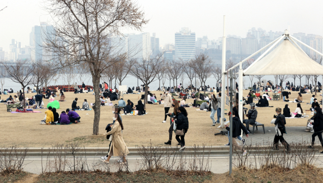 14일 오후 서울 영등포구 여의도 한강공원이 봄을 즐기려는 시민들로 북적이고 있다. 중앙재난안전대책본부에 따르면 현행 