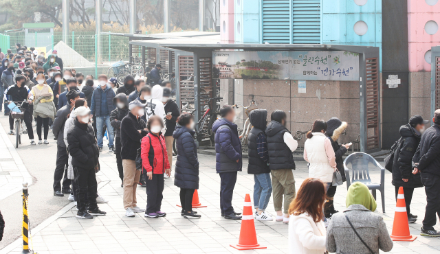 14일 오전 경기도 수원역 광장에 설치된 신종 코로나바이러스 감염증(코로나19) 임시선별진료소에 시민들과 경기도 내 외국인 근로자 코로나19 전수검사 행정명령에 따라 검사를 받으러 온 외국인 근로자들이 길게 줄을 서 있다. 연합뉴스