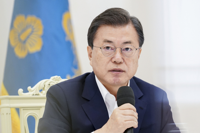 문재인 대통령이 지난 10일 청와대에서 열린 더불어민주당 원내대표단 초청 간담회에 참석해 발언하고 있다. 연합뉴스