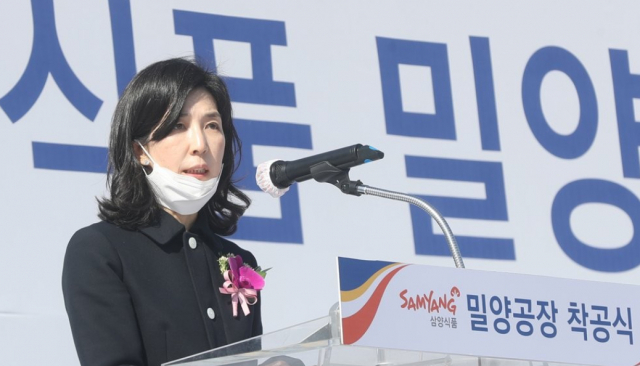 삼양식품 소액주주들이 오는 26일 주주총회를 앞두고 주주명부 열람 등사를 요구했다. 김정수 총괄사장의 이사회 선임에 대한 반발로 해석되고 있다. 지난해 