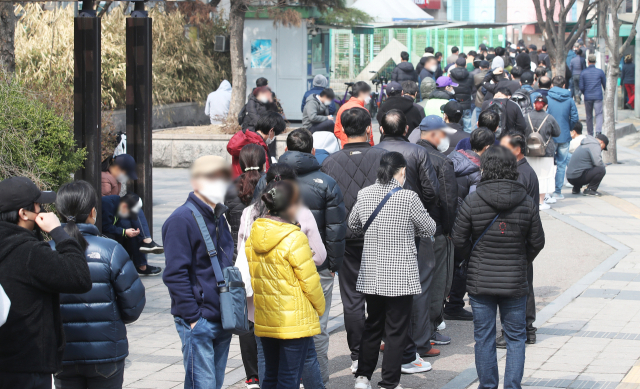 14일 오전 경기도 수원역 광장에 설치된 신종 코로나바이러스 감염증(코로나19) 임시선별진료소에 시민들과 경기도 내 외국인 근로자 코로나19 전수검사 행정명령에 따라 검사를 받으러 온 외국인 근로자들이 길게 줄을 서 있다. 연합뉴스