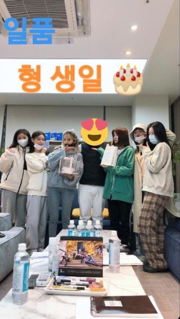 맨 왼쪽에 위치한 수진 사진=(여자)아이들 팬 게시판