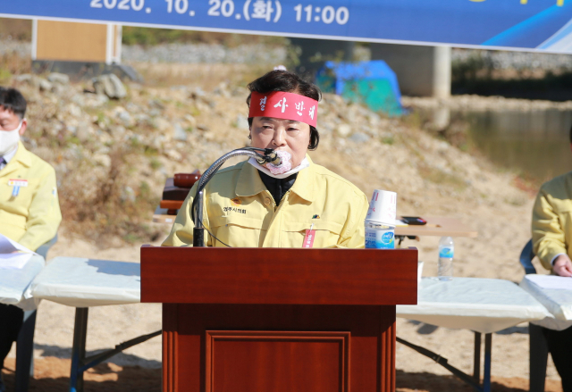 머리띠를 한 송명애(무소속) 영주시의회 부의장이 환경부를 향해 단호한 메시지를 전하고 있다. 영주시의회 제공