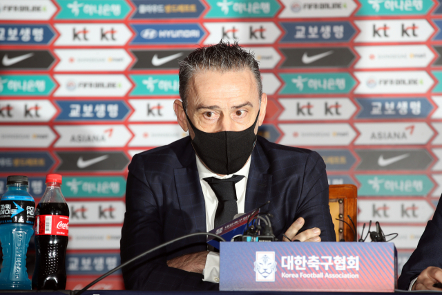 파울루 벤투 축구대표팀 감독이 15일 오전 서울 종로구 축구회관에서 한일전에 나설 태극전사 명단 발표 관련 기자회견을 하고 취재진의 질문에 답하고 있다. 연합뉴스