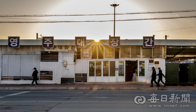 영주역 철길 옆에 자리한 영주대장간. 중국산에 밀려 여러 차례 폐업 위기를 겪으며 44년째 자리를 지키고 있다. 건물 입구엔 