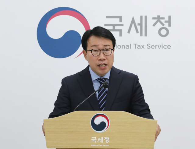 정철우 국세청 징세법무국장이 15일 오전 세종시 정부세종2청사에서 비트코인 등 가상자산을 이용해 재산을 은닉한 고액체납자 2,416명에 대한 366억 원의 현금징수와 채권을 확보 했다며 브리핑하고 있다. 연합뉴스