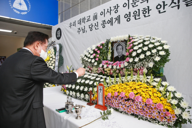 우동기 대구가톨릭대학교 총장이 교내 본관에 마련된 이문희 대주교 분향소에서 성수를 뿌리고 있다.대구가톨릭대학교 제공