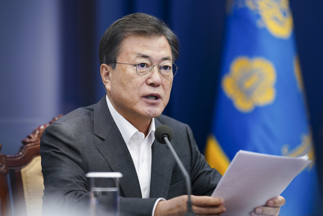 문재인 대통령은 15일 오후 청와대에서 열린 수석·보좌관회의에서