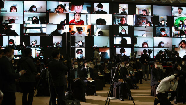 4일 오후 대구 북구 엑스코에서 열린 대구·경북 행정통합 권역별 대토론회에서 참석자들이 인사말을 듣고 있다. 연합뉴스