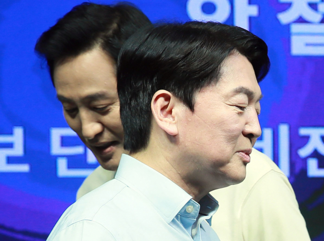 국민의당 안철수 서울시장 후보와 국민의힘 오세훈 서울시장 후보가 15일 서울 영등포 더플러스 스튜디오에서 열린 단일화 비전발표회에 앞서 포토타임을 갖고 있다. 연합뉴스