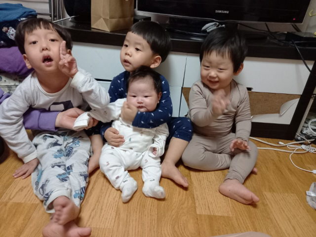 왼쪽부터 정숙영·전성호 부부의 아들 전종욱(7세), 종환(5), 종현(3), 가운데 막내 딸 서율이.