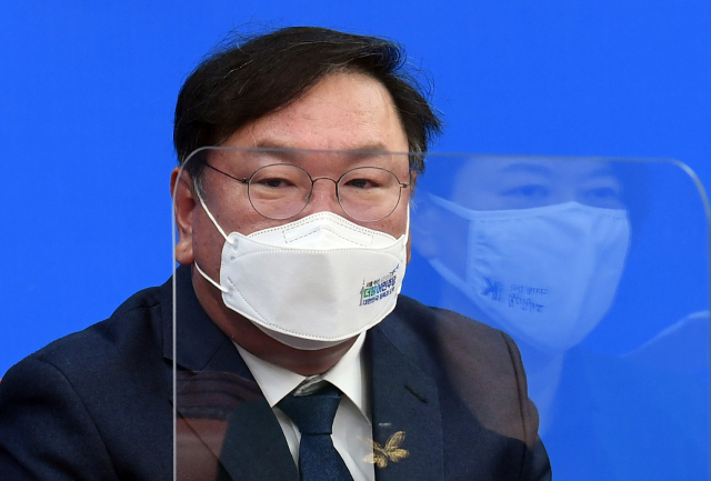 더불어민주당 김태년 대표 직무대행이 15일 국회에서 열린 제1차 공직자 투기-부패근절 대책 TF 전체회의에서 발언하고 있다. 연합뉴스