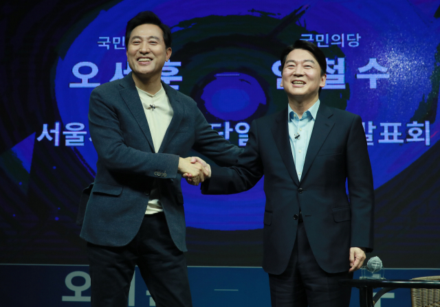 국민의힘 오세훈 서울시장 후보와 국민의당 안철수 서울시장 후보가 서울 영등포 더플러스 스튜디오에서 열린 단일화 비전발표회를 마친 뒤 인사하고 있다. 연합뉴스
