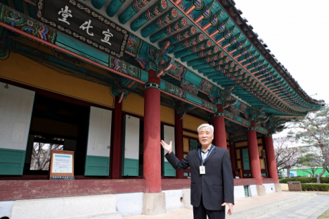 이종원 대구문화재지킴이회 명예회장이 대구시 유형문화재 제1호인 경상감영공원 선화당의 역사를 설명하고 있다. 김영진 기자 kyjmaeil@imaeil.com