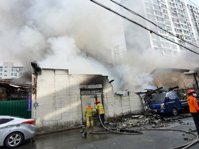 15일 오후 1시쯤 대구 북구 침산동 소재 자전거 제조 공장에서 불이 난 모습. 독자제공
