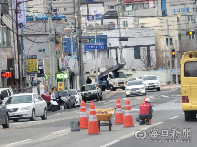 지반침하가 일어난 포항 득량지구 재건축 공사현장 주변에서 지난달 27일 공사 관계자들이 파손된 도로에 대한 임의 보수작업을 진행 중이다. 주민 제공