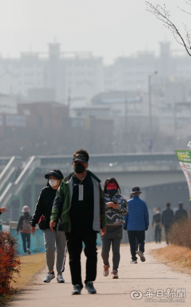 15일 오전 대구 신천둔치에서 많은 시민들이 초미세먼지 농도 