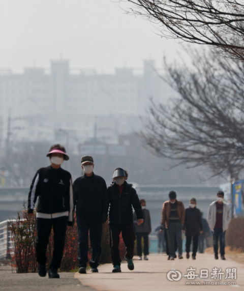 대구 신천둔치에서 시민들이 초미세먼지 농도 