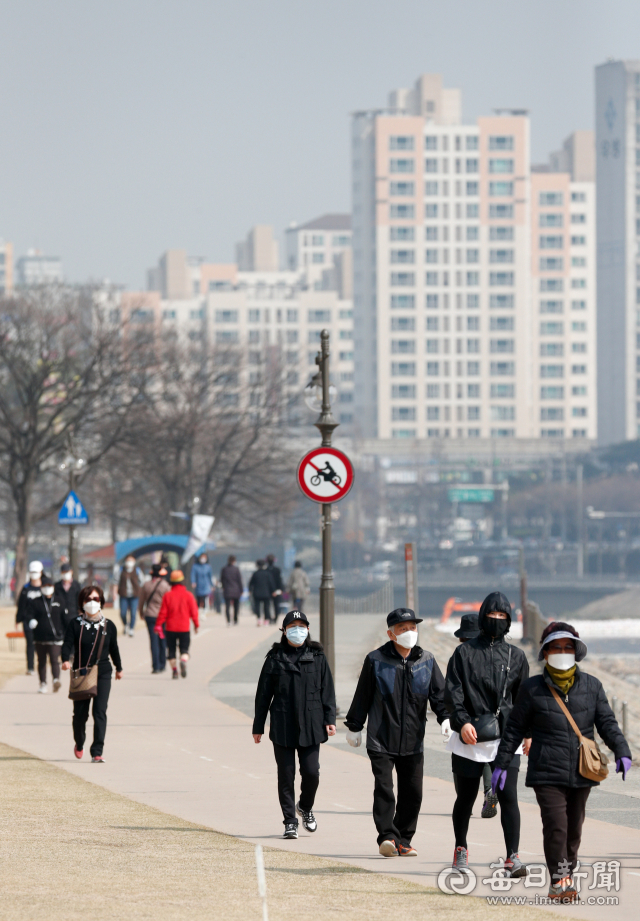 15일 오전 대구 신천둔치에서 많은 시민들이 초미세먼지 농도 