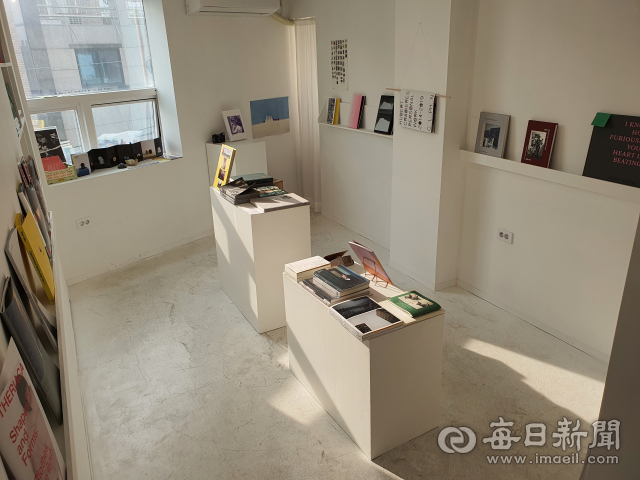사진 관련 서적을 판매하고 있는 동네책방