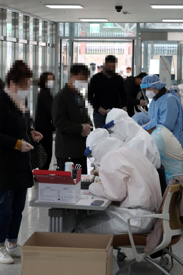 15일 오후 광주 광산구 하남산업단지 혁신지원센터에 마련된 임시선별진료소에서 외국인 고용 사업장 관계자와 이주노동자 등이 신종 코로나바이러스 감염증(코로나19) 진단검사 절차를 안내받고 있다. 광주시는 외국인 5인 이상 사업장을 대상으로 코로나19 선제 검사를 시행 중이다. 연합뉴스