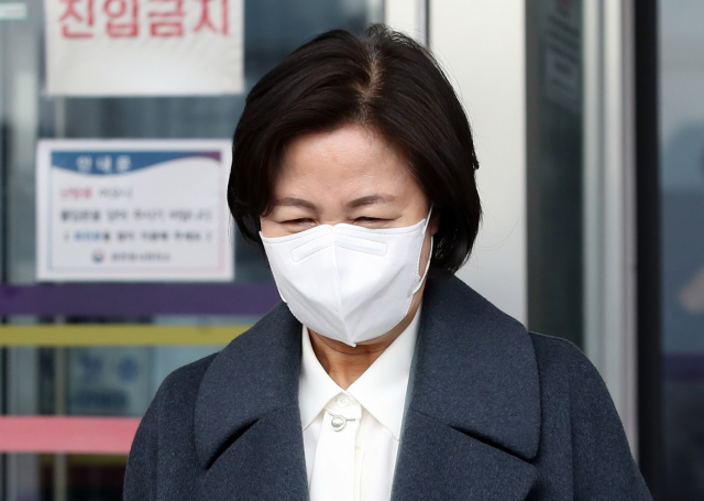 추미애 법무부 장관이 마지막 평검사 인사를 앞둔 21일 점심시간 정부과천청사에서 외출하고 있다. 법무부는 이날 평검사 인사를 단행한다. 연합뉴스