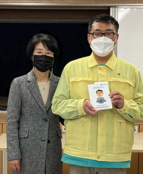 소양자 영양교육장(왼쪽)이 영양교육지원청 친절공무원으로 선정된 손유천 주무관에게 특별시상했다. 영양교육지원청 제공