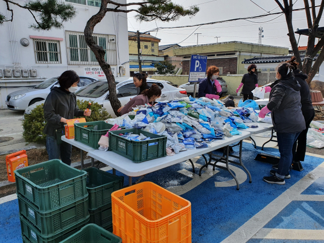 휴천1동 통장협의회 회원들이 수거한 아이스팩을 세척·소독하고 있다. 휴천1동사무소 제공