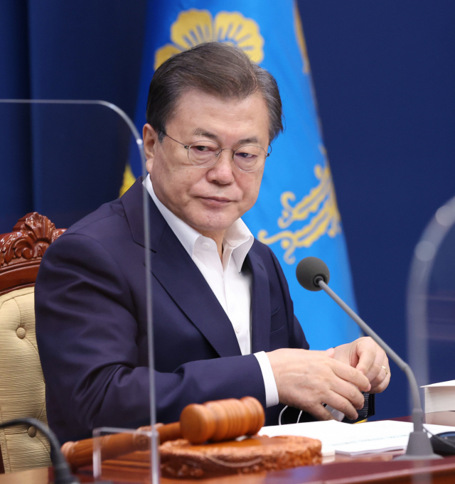 문재인 대통령이 16일 오전 청와대에서 열린 국무회의에 참석해 있다. 연합뉴스