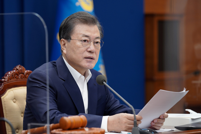 문재인 대통령은 16일 오전 청와대에서 열린 국무회의에서 한국토지주택공사(LH) 임직원의 3기 신도시 땅 투기 의혹과 관련해 