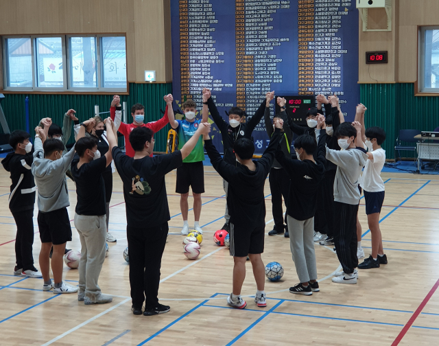 경북 의성고교는 체육 교사와 영국 스포츠 지도자, 체육 지도자가 공동으로 개발한 새로운 융·복합 교육인 